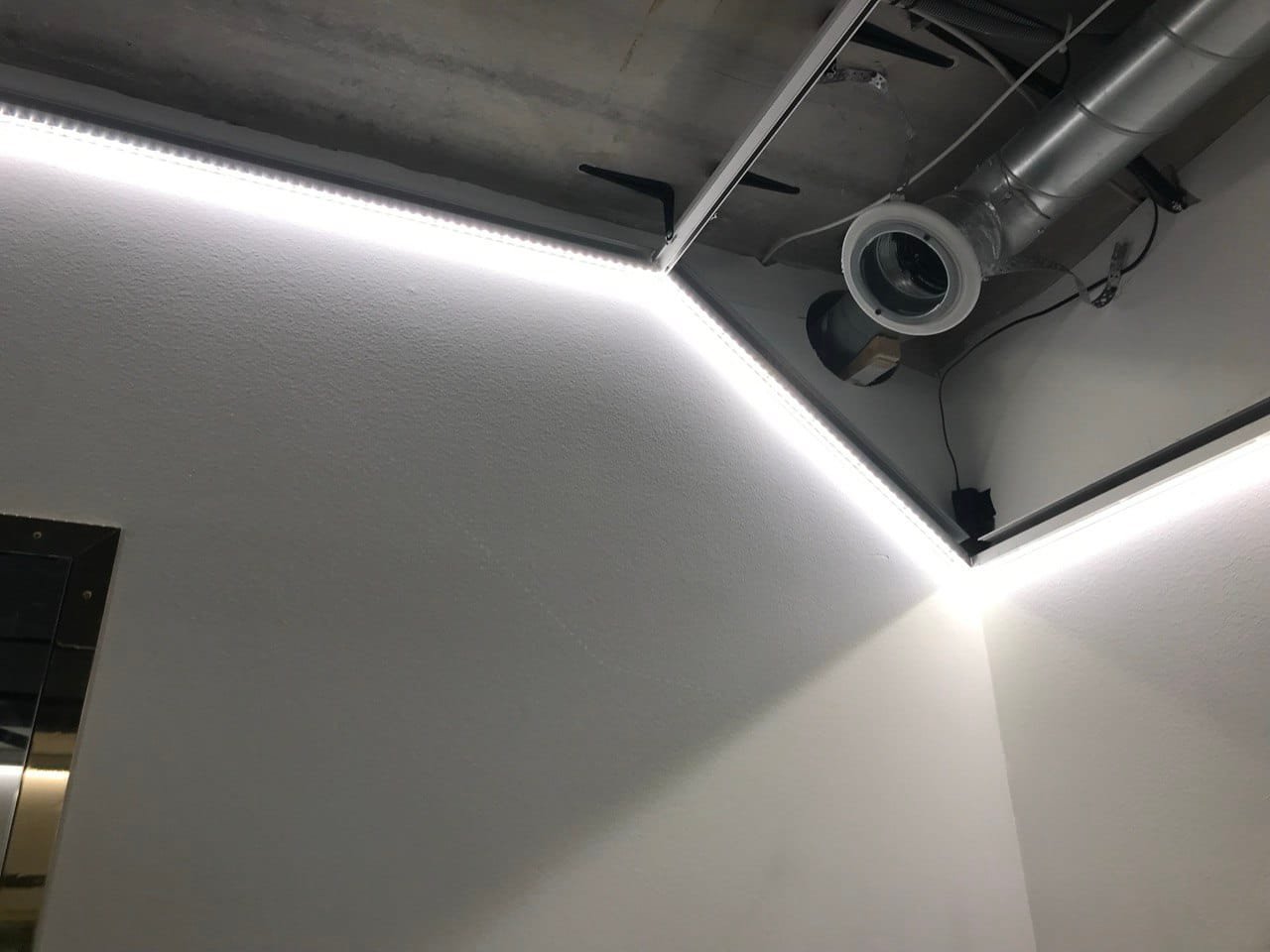 Ar Iebūvētu LED Apgaismojumu